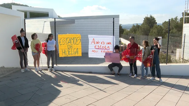 Comença la vaga indefinida a l’escoleta de Can Coix de Sant Antoni