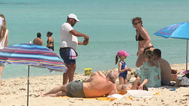 Formentera+vol+instal%C2%B7lar+una+caseta+de+la+Policia+Local+a+ses+Illetes+per+fer+front+a+la+venda+ambulant