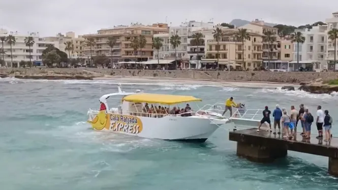 Cau a la mar una turista mentre pujava a una barca d’excursions a Cala Millor