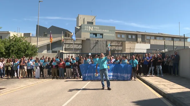 Un centenar de funcionaris de l’Estat protesten a Menorca per demanar un plus d’insularitat just