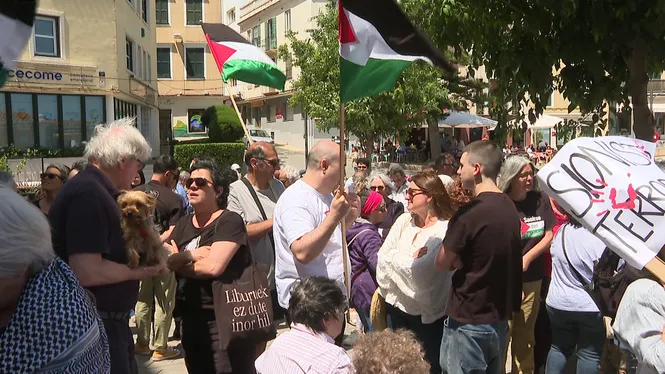 200 persones aixequen la veu a Maó contra l’horror dels bombardejos a Palestina