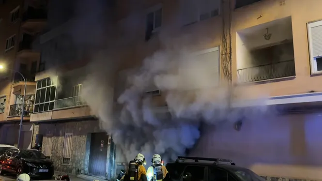 Desallotgen un edifici de matinada a Palma per un incendi