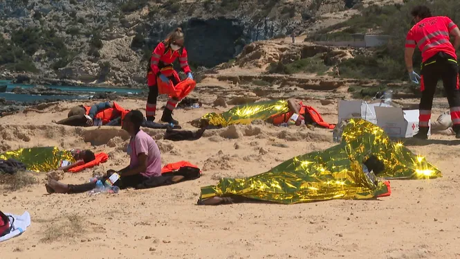 Els+migrants+interceptats+a+Formentera+han+de+rebre+la+primera+assist%C3%A8ncia+de+la+Creu+Roja+a+Eivissa