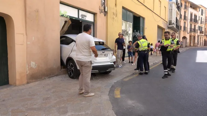 Un cotxe s’encasta en un aparador del nucli antic de Palma