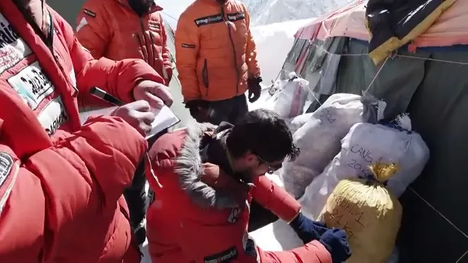 L’alpinista Álex Txicon se centra en la gestió mediambiental de l’Everest