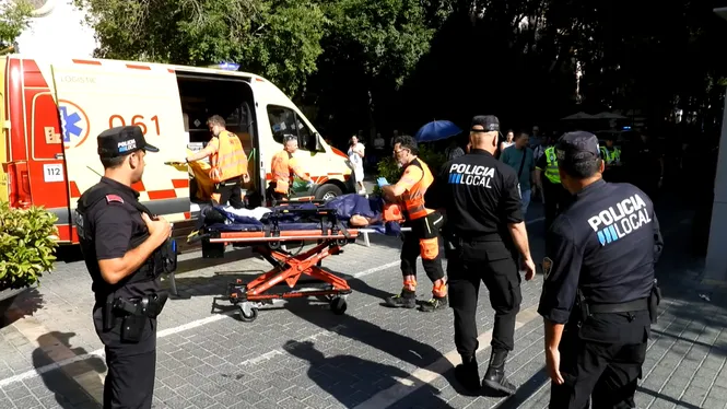 Un home cau tot sol del seu patinet a Palma