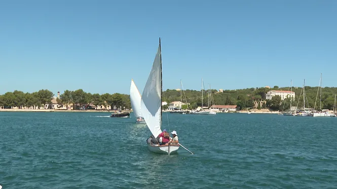L’exhibició de vela llatina enceta el programa ‘Estiu al Port’ de Maó