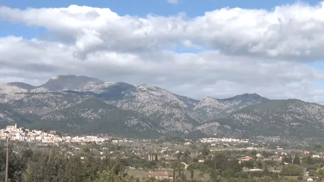 El Govern obri la porta a legalitzar obres a la Serra i a construir més en sòl rústic