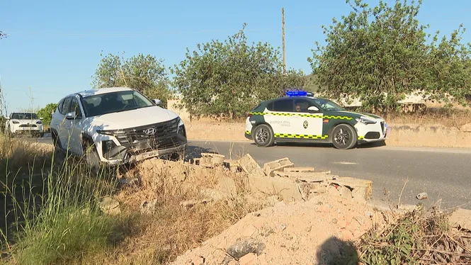 Perd el control del turisme i xoca contra un mur a Puig d’en Valls
