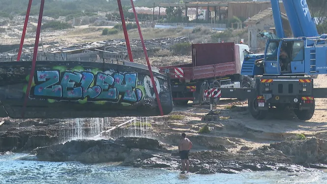 Retiren una embarcació varada des de la dana d’agost de l’any passat al Parc de ses Salines