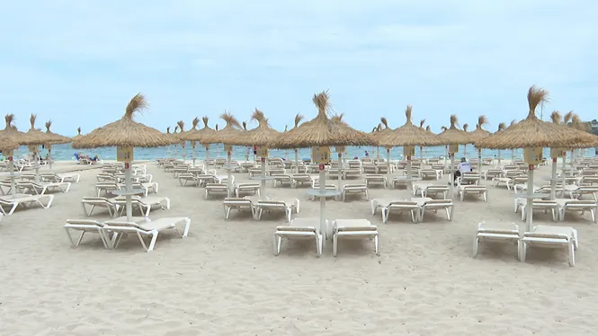 El turista de sol i platja umpl el centre de Palma