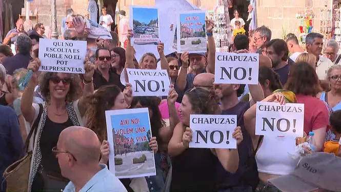 300 persones es manifesten a Ciutadella contra la conversió de la plaça des Born en zona per a vianants