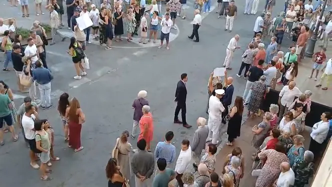 L’Ajuntament de Ciutadella condemna els incidents d’uns manifestants contra la conversió de la plaça des Born