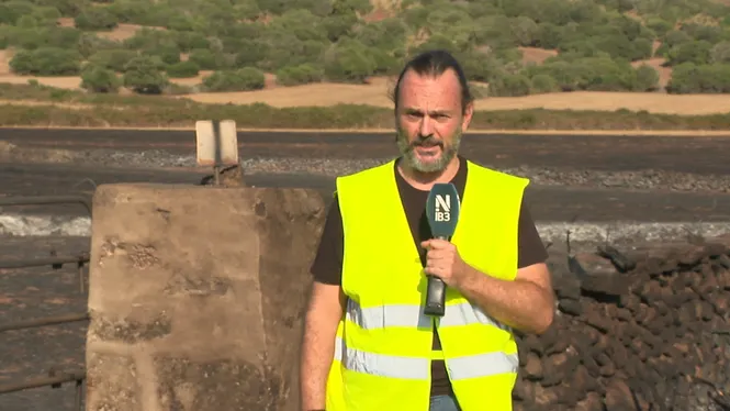 Un incendi crema 6 hectàrees agrícoles al costat de la carretera general a Ferreries