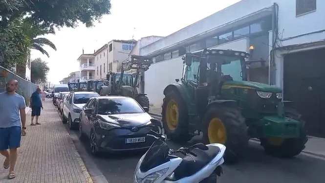 Un grup de pagesos protesta contra la prolongació del ferrocarril a Alcúdia