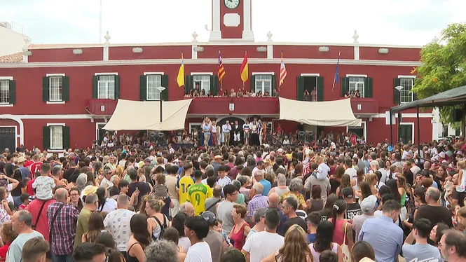 Es Castell celebra el primer toc de flabiol de Sant Jaume