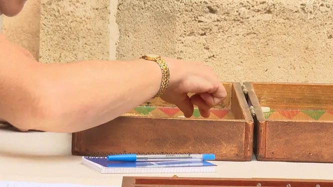 El Museu de Menorca organitza partides del joc del caixó, un joc d’estratègia menorquí que ha resistit el pas del temps