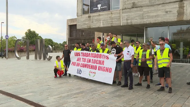 Treballadors del transport públic es manifesten davant el Consell de Menorca