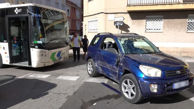 Ferits la conductora d’un tot terreny i quatre usuaris de l’EMT en una forta topada a un carrer de Son Gotleu, a Palma