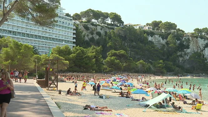 Cala Galdana perd la bandera blava i Ferreries ho considera abusiu