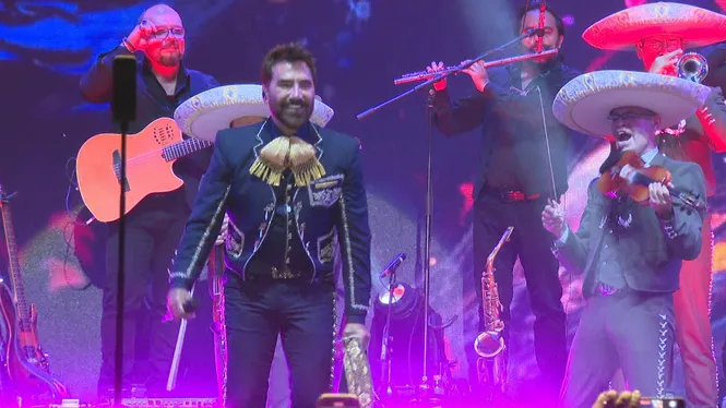 Alejandro Fernández captiva a ritme de balada i ranxera