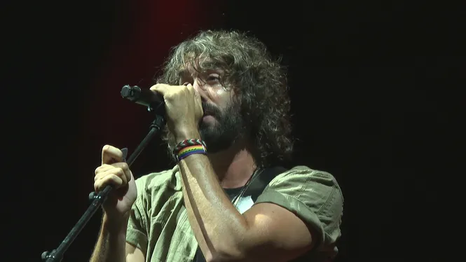 Mikel Izal emociona en el seu concert a Es Jardí