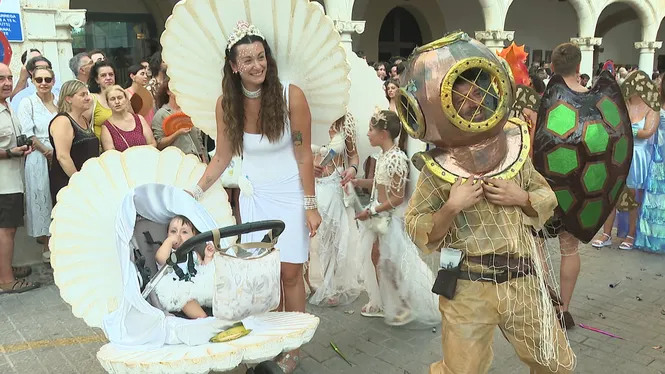 Vuit carrosses i més de 1.000 persones umplen de color Alaró per celebrar Sant Roc