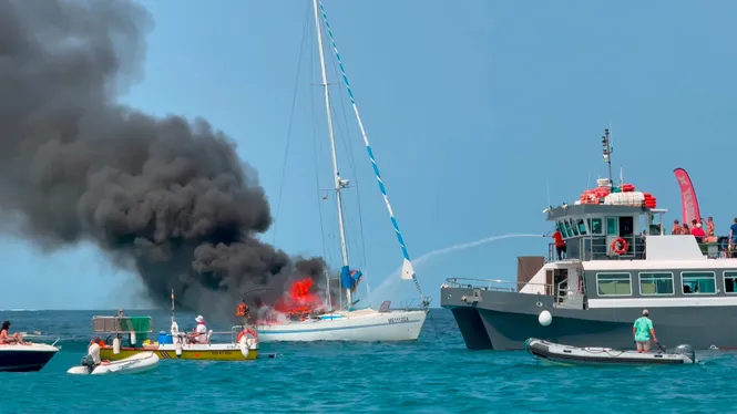 S’incendien dos vaixells a les costes de Formentera en poc més de deu dies