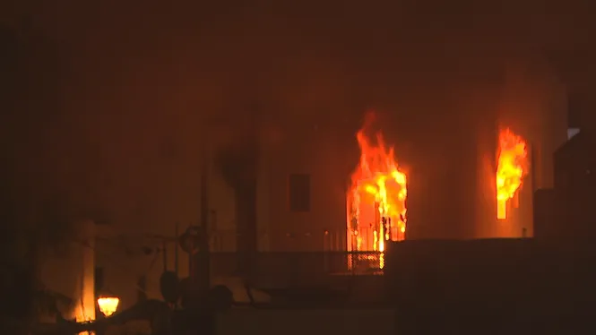 Alarma per un espectacular incendi al barri de sa Penya