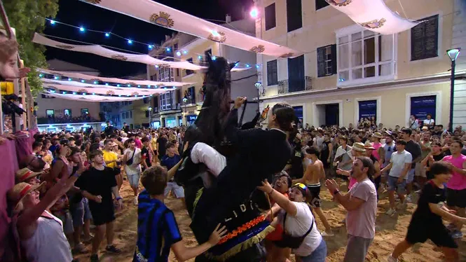 Primer jaleo de Gràcia: multitudinari i puntual