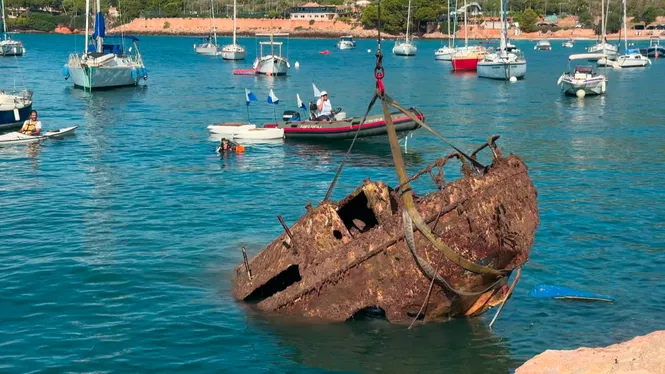 Treuen+una+embarcaci%C3%B3+de+set+metres+enfonsada+al+Port+de+Portals