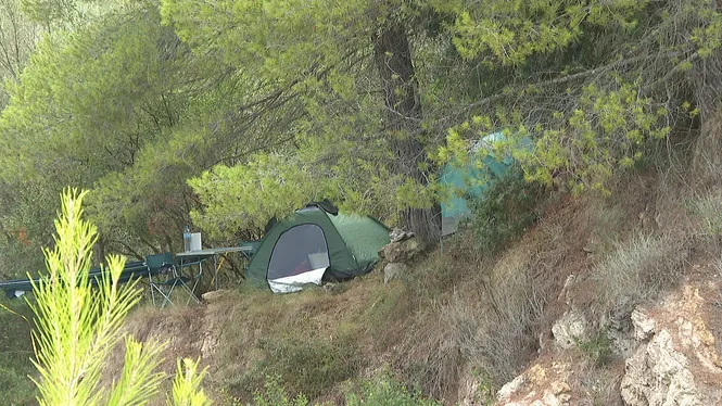 Desenes d’aficionats acampen a la carretera de la Serra per seguir el ral·li del puig Major