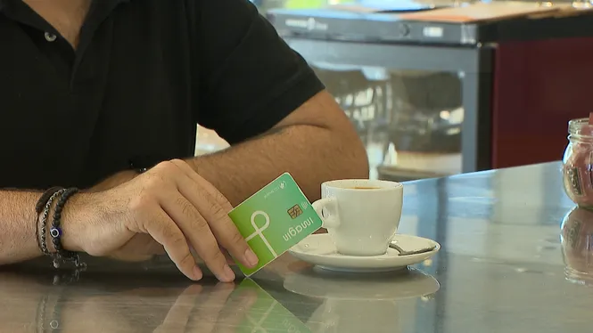 Més de la meitat dels espanyols s’estima més pagar amb targeta