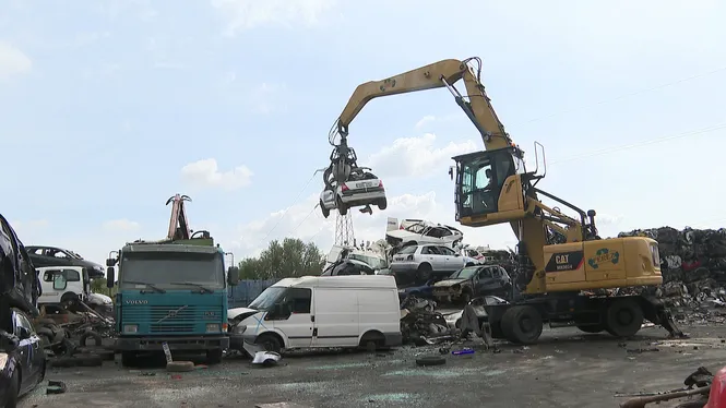 Més de mil persones es beneficien de la subvenció per desballestar vehicles antics