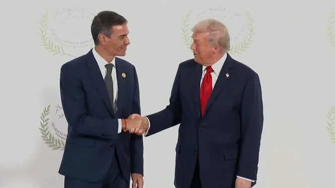 S%C3%A1nchez+i+Trump+protagonitzen+una+salutaci%C3%B3+cordial+en+la+firma+a+Egipte+del+pla+de+pau+per+a+Gaza