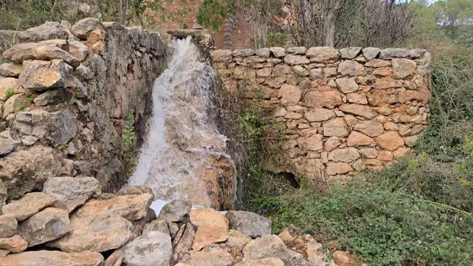 L’aigua brolla amb força de nou a Buscastell