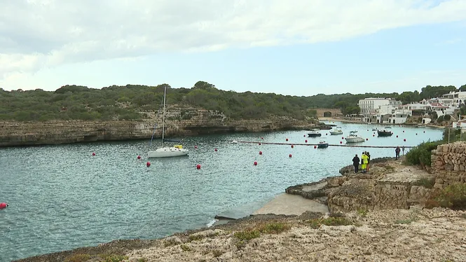 La platja d’Alcalfar reobre després del vessament de combustible d’una embarcació enfonsada
