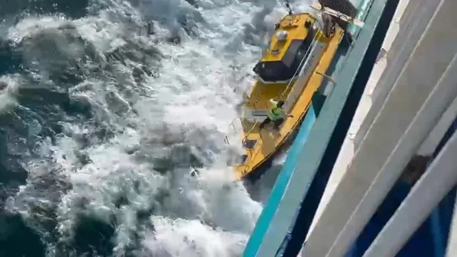 Un pràctic cau a la mar al dic de Son Blanc de Ciutadella mentre ajudava a maniobrar un ferri