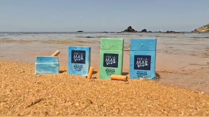 Transformen plàstics de la mar en cendrers de butxaca per evitar més contaminació
