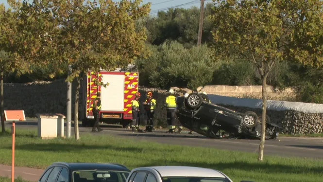Un vehicle bolca enmig de la carretera a la sortida de Maó després d’un accident