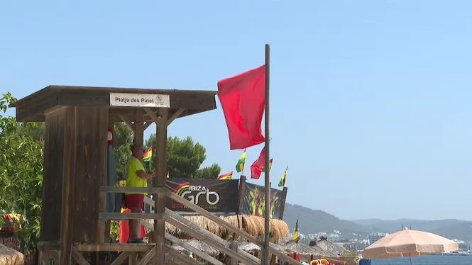 M%C3%A9s+de+vuit+vegades+s%E2%80%99han+tancat+aquest+estiu+diferents+platges+de+la+badia+de+Portmany