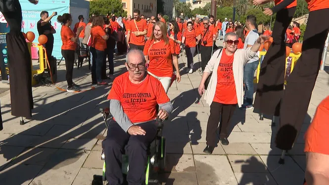 300 persones participen en la VIII Caminada Solidària “Mou-te contra l’ictus”