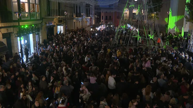 L’encesa dels Llumets: una tradició que marca l’inici del Nadal a Maó i que sorprèn cada any