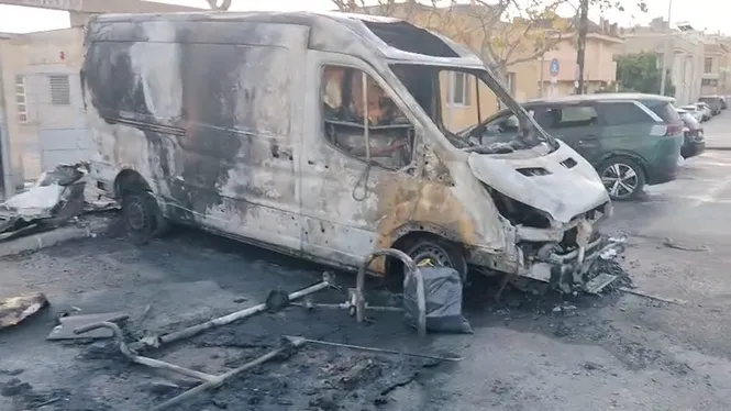 Un incendi calcina diversos vehicles a la Vileta, a Palma