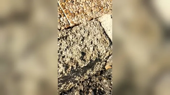 El temporal Harry crea un bufador a cel obert a la setena avinguda de s’Algar