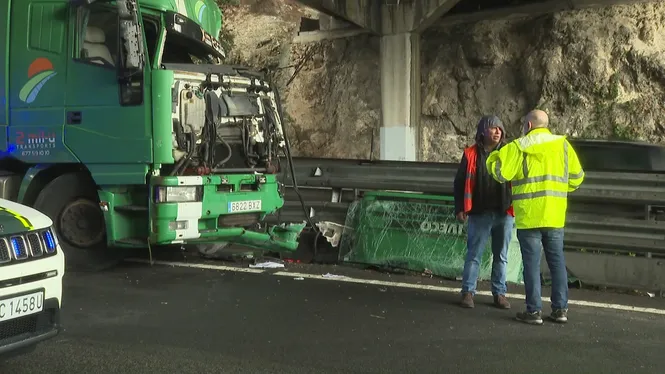 Retiren el camió accidentat i es restableix la circulació a l’entrada de Palma per Portopí