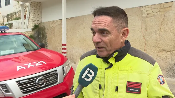 Les embestides del vent obliguen els bombers a ajornar la retirada del pi de Cala Galdana