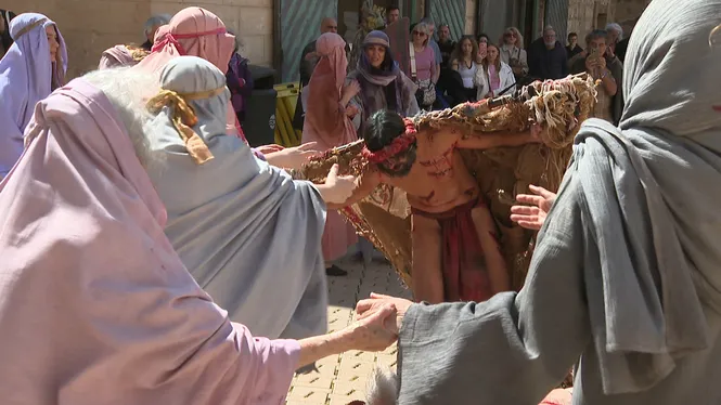 Més de 600 persones segueixen el Via Crucis de Llorenç Moyà a ses Voltes de Palma