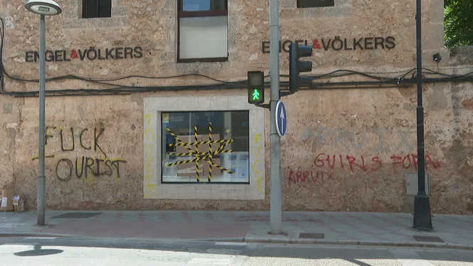 Detingudes dues dones com a presumpte autores d’unes pintades a diverses immobiliàries a Santa Maria del Camí