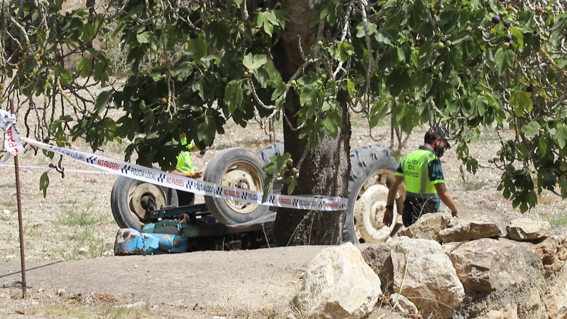 Mor un home de 59 anys després de trabucar el seu tractor en un camí de Manacor